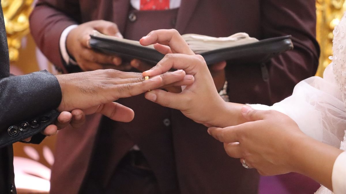 Hands exchanging an engagement ring – trusting God’s timing for marriage